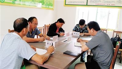 隋耀达与村干部召开碰头会